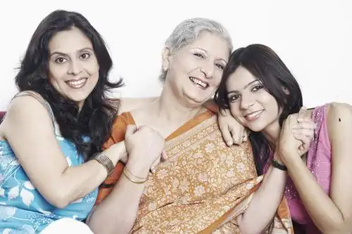 三个人,家庭,母亲,女儿,客厅,坐,握手,笑,微笑,露齿笑,横图,室内,白天