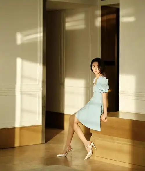 赵今麦蓝色玫瑰短裙写真,清新唯美,明媚温柔!