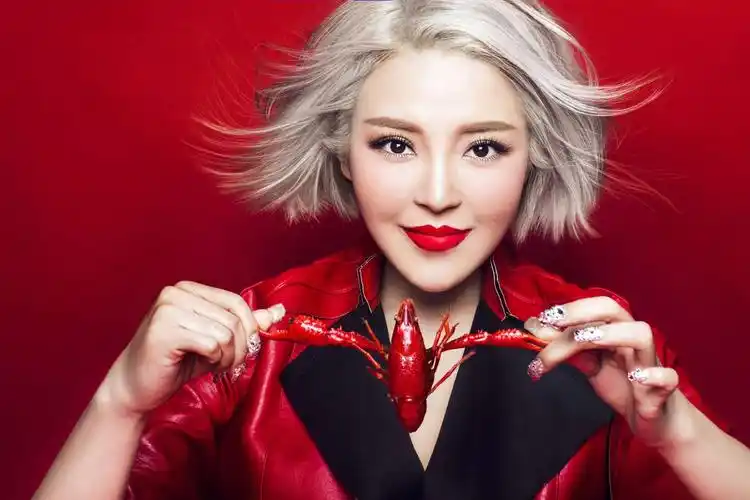 p>崔子格(queena),6月25日出生于新疆乌鲁木齐,中国内地流行女歌手