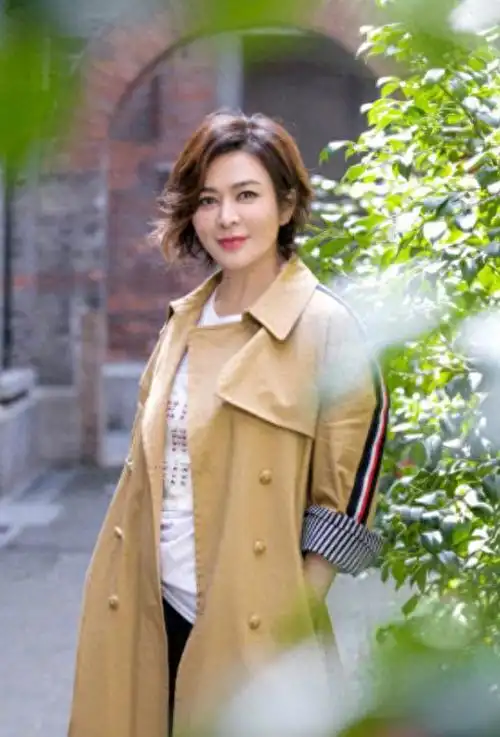 关之琳换了微卷短发减龄15岁,风衣 白t恤,高级时髦还