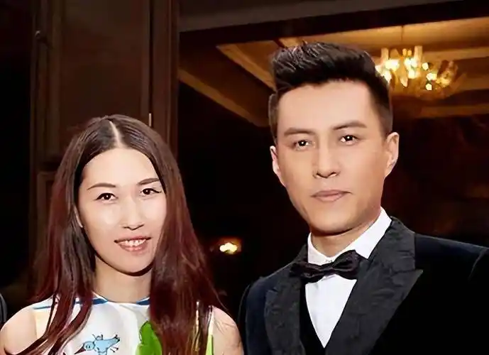 原来她是靳东的亲妹妹,难怪她这么受欢迎,网友:她骗了我们41年_靳婷