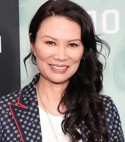 邓文迪女儿晒美照手拿高中毕业证皮肤白皙大长腿很抢镜