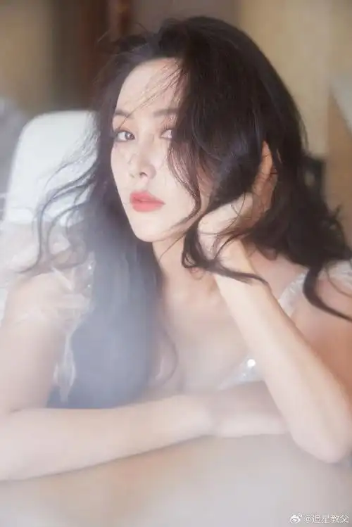 张馨予羽毛钉珠连衣裙