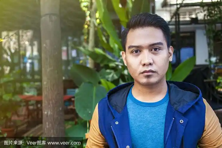 年轻的马来男性穿着休闲服装的肖像