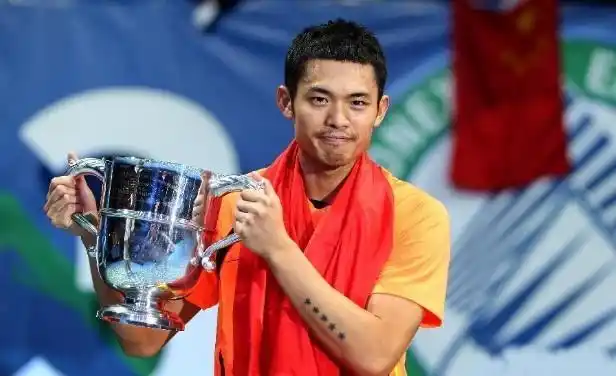 称为"超级丹"林丹是世界羽坛历史上第一位获得全满贯的运动员,个人