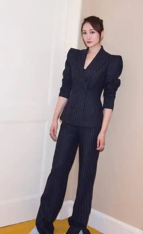 原创李小冉被冻龄了吗穿白t恤配牛仔裤简约清爽哪像44岁的人