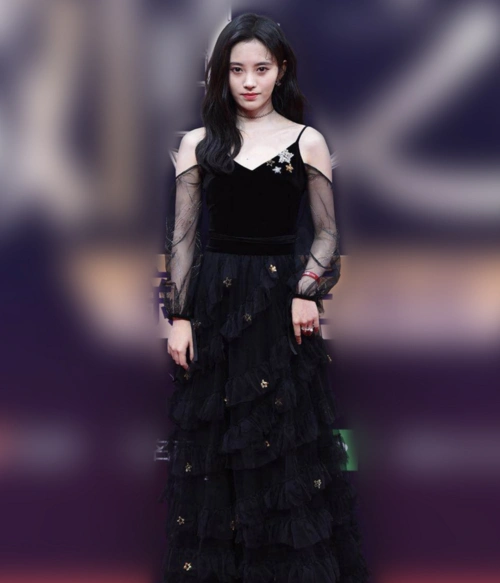 鞠婧祎身穿纱裙的样子,仙气十足,网友:又一代宅男女神!