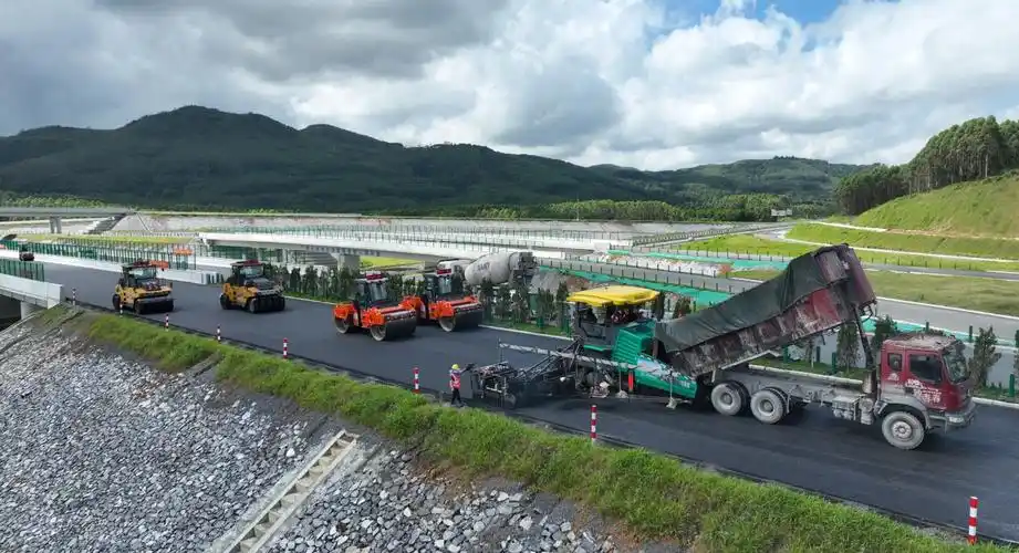 沥青上面层路面施工 覃岑往摄 (22).jpg