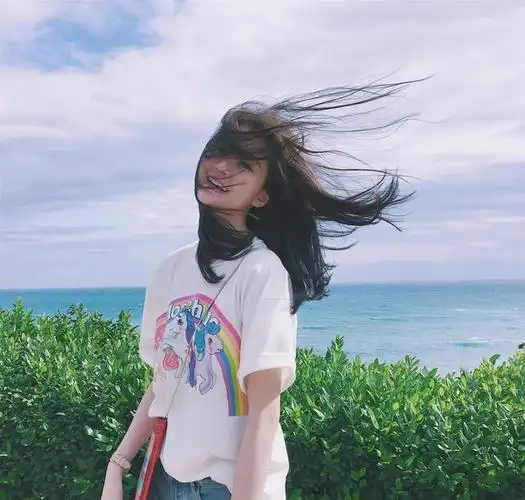 乔欣晒照笑得非常开心,又长大一岁了!_网易订阅