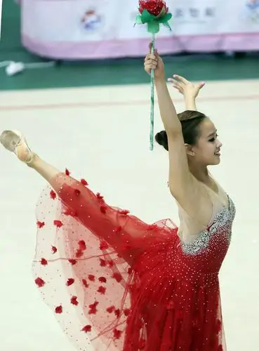 90后艺体小丫一字马走红 获封"新一字马女神"