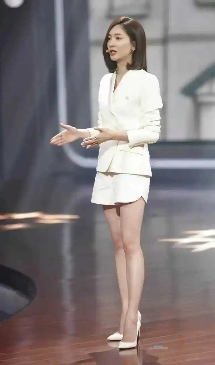 江疏影,这大长腿,不穿高跟"一米七",更何况穿上高跟鞋了.[m"icdrop]