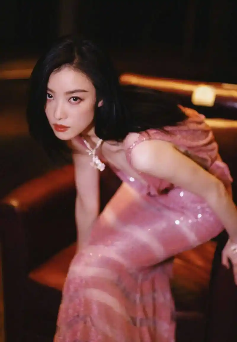 倪妮一袭粉色吊带裙尽显时尚魅力,走上成功女性人生巅峰_梦想_挑战