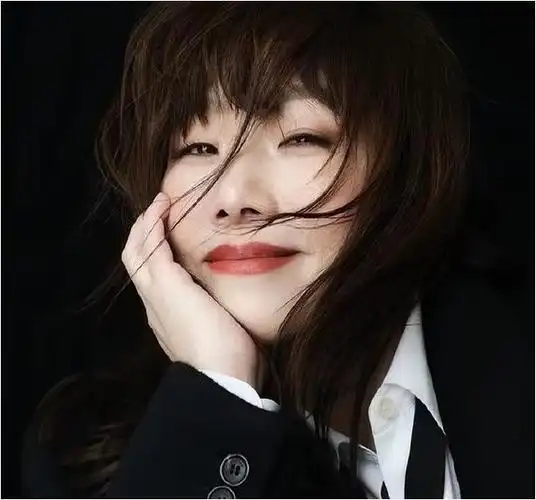 璀璨明星林忆莲持续保持着与粉丝的紧密联系,她的身影活跃在微博舞台