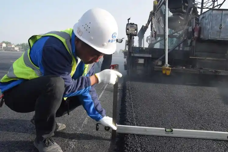襄阳汽车试验场扩建项目动态圆广场上面层沥青摊铺圆满完工