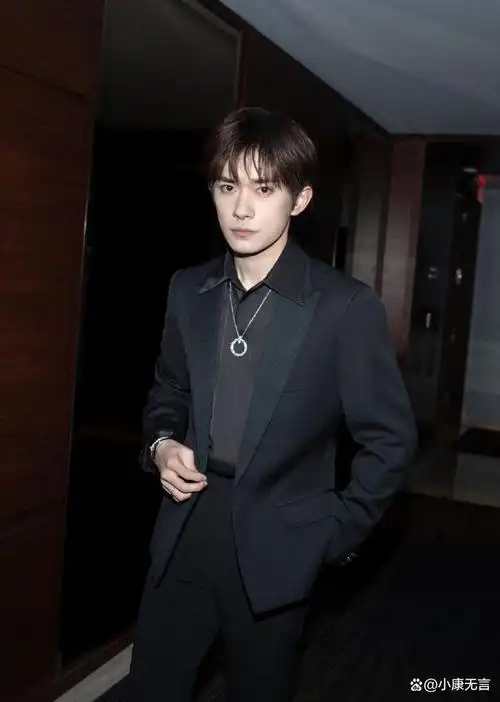 易烊千玺线下活动造型,黑色西装干练帅气!气质好绝!