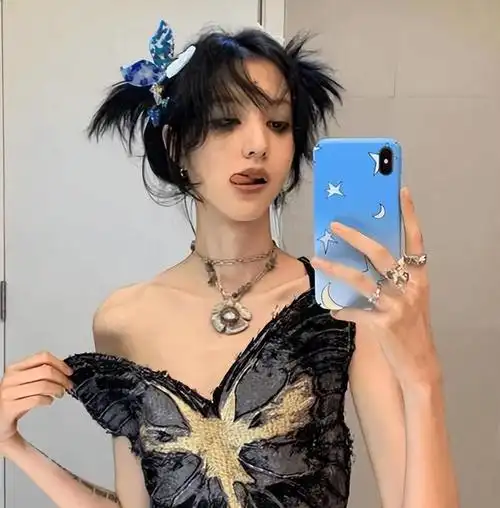 华晨宇女友瘦到病态穿吊带胸口伤痕明显网友绝配尊重祝福