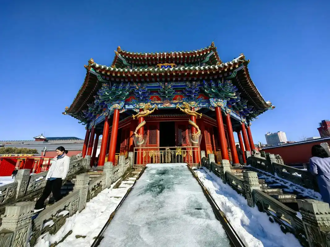 有雪的故宫,令人着迷. 白雪映衬着红墙碧瓦, 仿佛穿越回旧时的盛京.