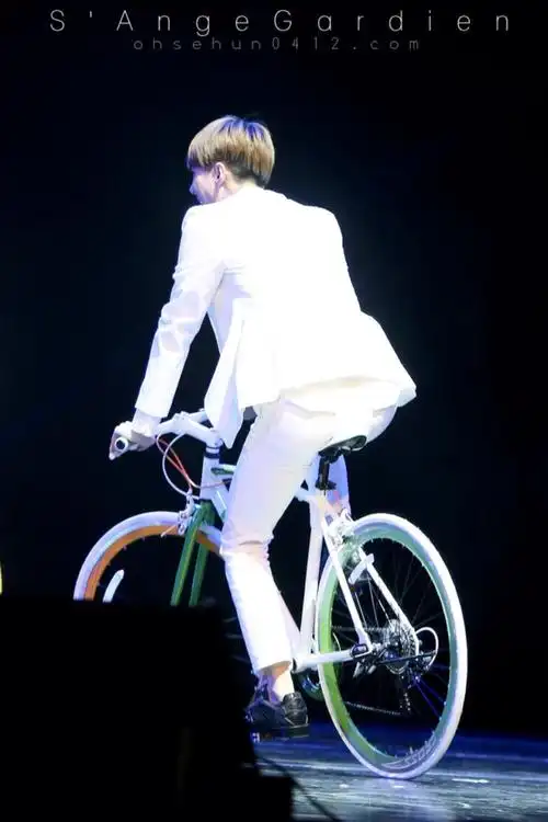 exo 吴世勋 这骑车的背影简直苏死!cr:logo