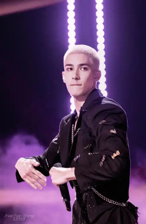 米卡 into1门面主唱