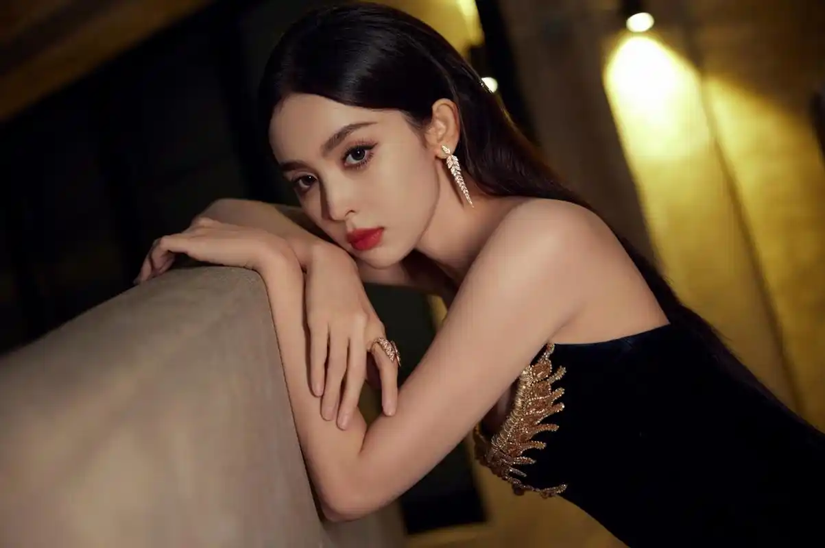 性感优雅,美艳迷人的#古力娜扎# 一袭黑金抹胸礼服裙,香艳迷人的事业