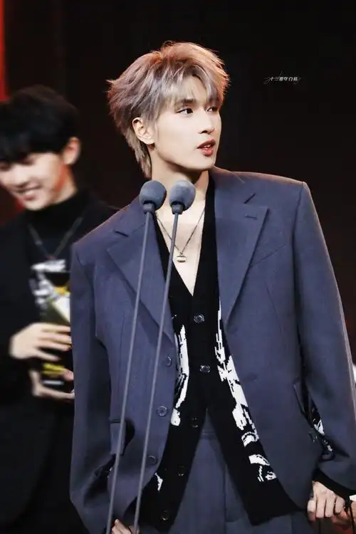 严浩翔微博音乐盛典白金发色造型##严浩翔微博音乐盛典黑色深v造型