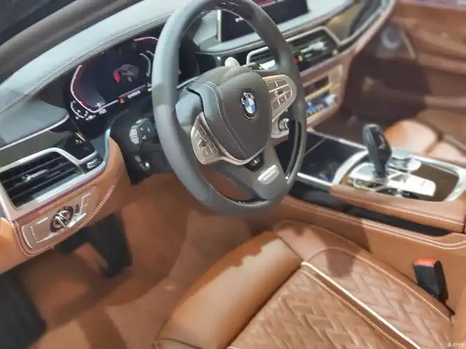 大富翁宝马7内饰