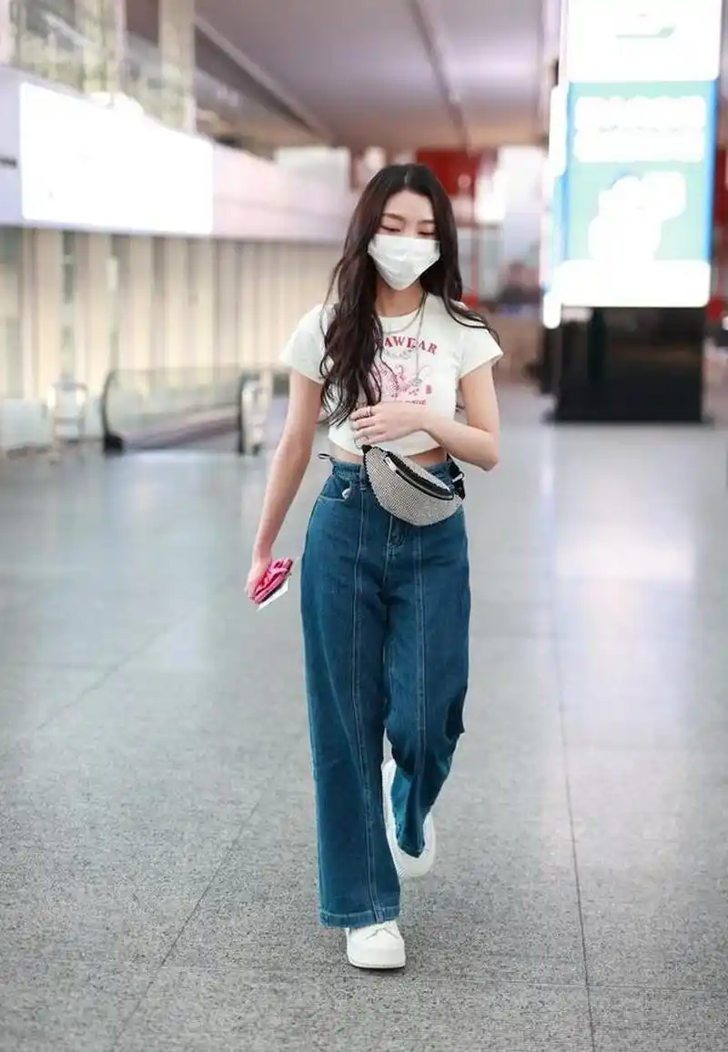 李紫婷身着白短tee搭牛仔裤 肤白貌美身材姣好