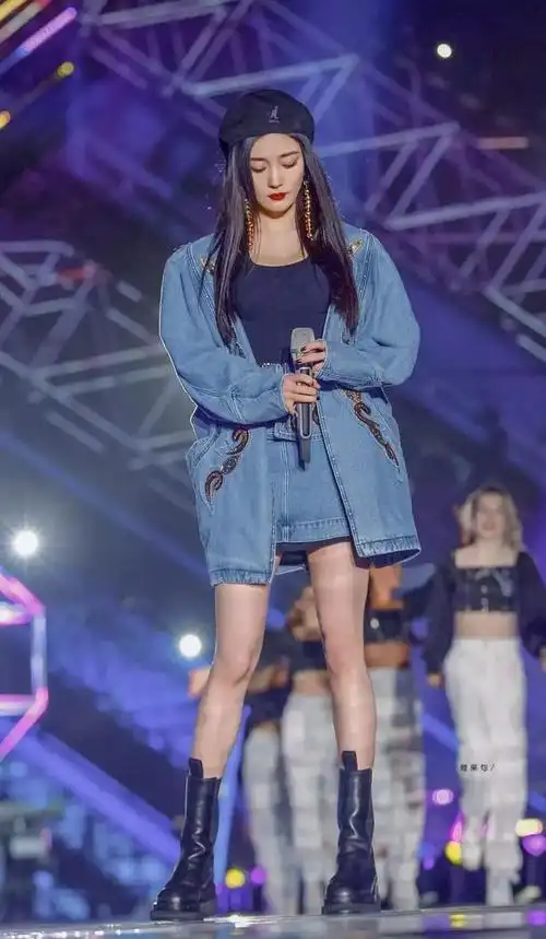 杨幂亮相湖南卫视跨年演唱会,牛仔套配贝雷帽马丁靴,大长腿爱了