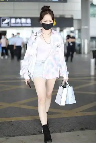 孟佳穿扎染衬衫配热裤秀长腿 和粉丝玩互拍姿态可爱