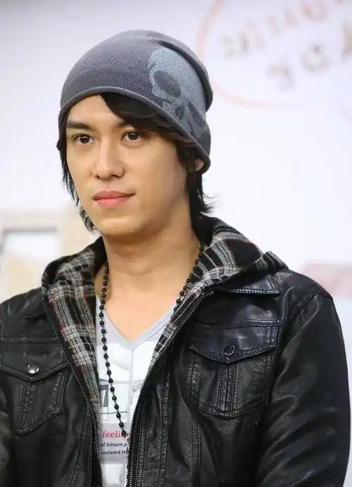 只专注于自己的事业,父亲的葬礼上也可以看得出他的地位显赫,在竹联帮