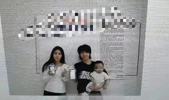 华晨宇张碧晨全家福曝光,女儿大名华迎辰,正脸肉嘟嘟笑容讨喜_网易