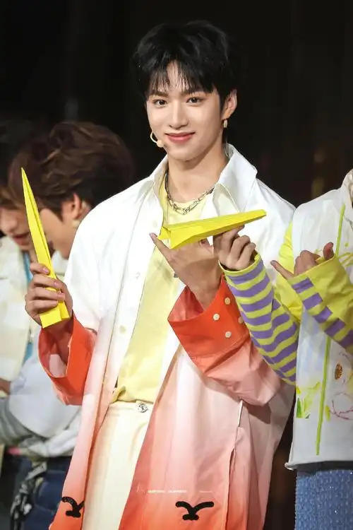 刘耀文#    972024-6-4 星期二  『今日情书94』  与你擦肩的题记