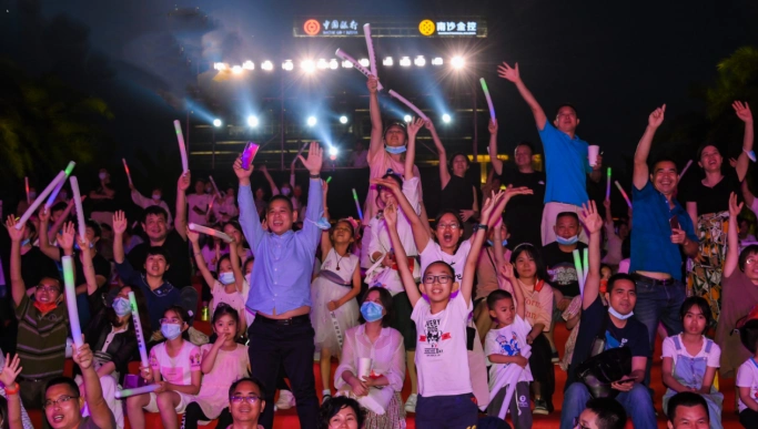 图注:观众热烈欢呼开场