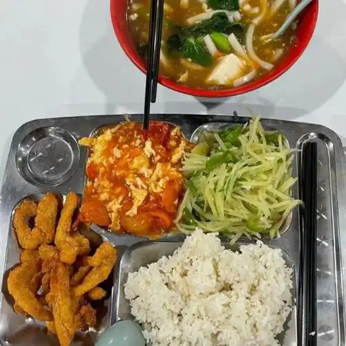 学生晒学校食堂午餐,菜品丰富到眼花缭乱,网友:招大龄学生吗?