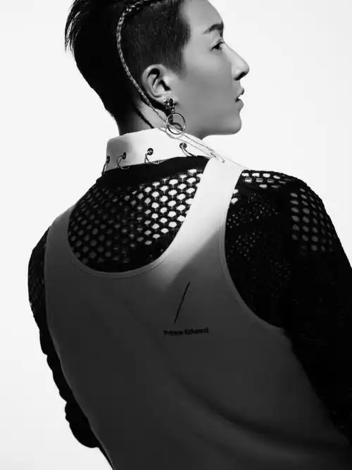 横空出世的一条脏辫,加上完美侧脸构造出一个有点叛逆的韩庚.