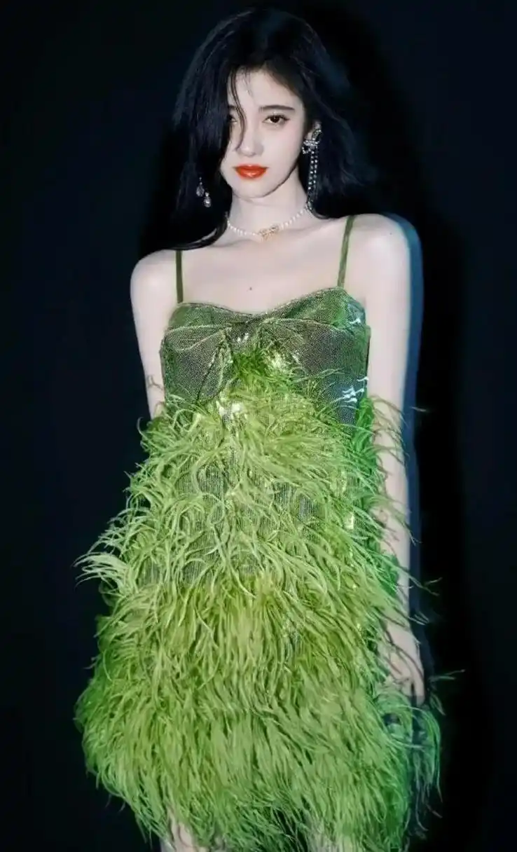 gif创作人# 鞠婧祎越来越精致了,一袭绿色吊带连衣裙衬托的皮肤白皙