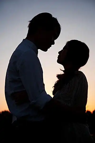 年轻情侣浪漫相拥