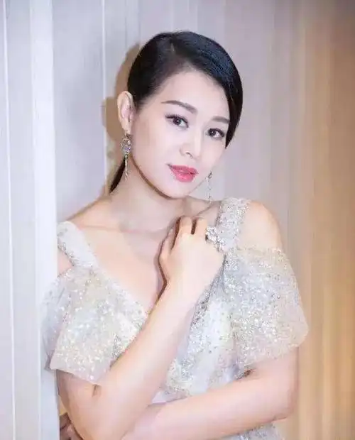 胡杏儿个人资料简介:嫁大3岁富豪李乘德,婚后连生三胎,如今很幸福-天