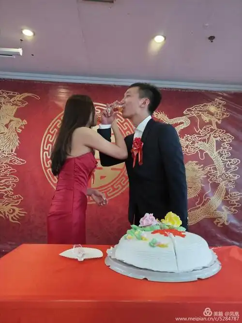 新郎新娘喜喝交杯酒