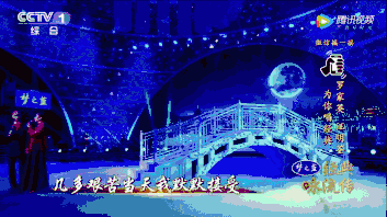 在舞台上看,他们笑得比蜜还甜.