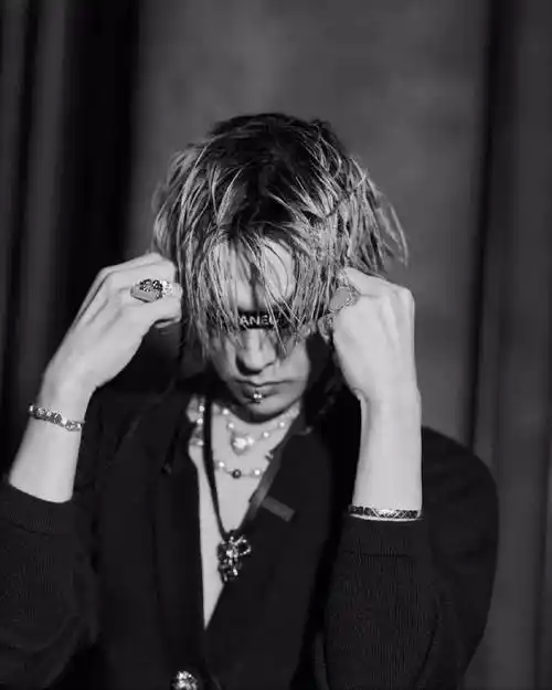 最新权志龙ins更新照片676767