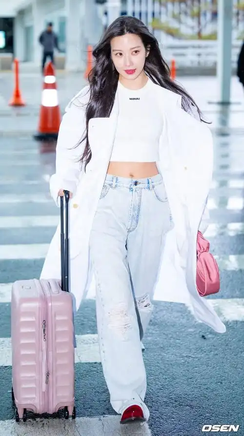 文佳煐机场新闻图##文佳煐白风衣造型