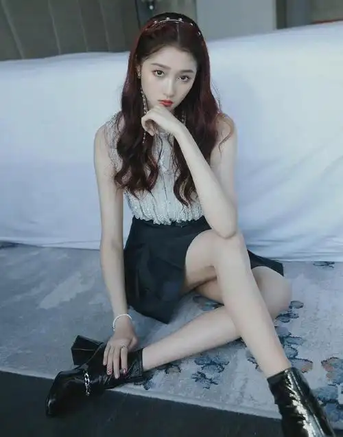 关晓彤出席某品牌活动白色刺绣上衣配黑色百褶裙无处安放的大长腿