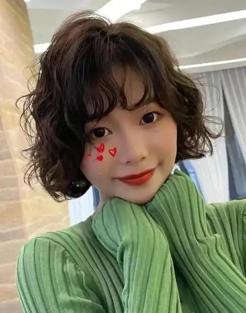 2022短发烫发发型图片女减龄 超级显脸小的短发造型