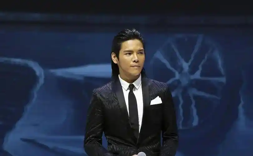 爹疯狂砸钱,妈亲自带着,这些爹妈强捧都不红的星