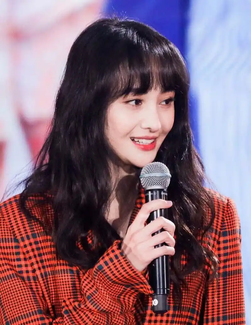 郑爽终于穿对了,橙红色格纹西装搭黑色踝靴,波浪长发少女感依旧