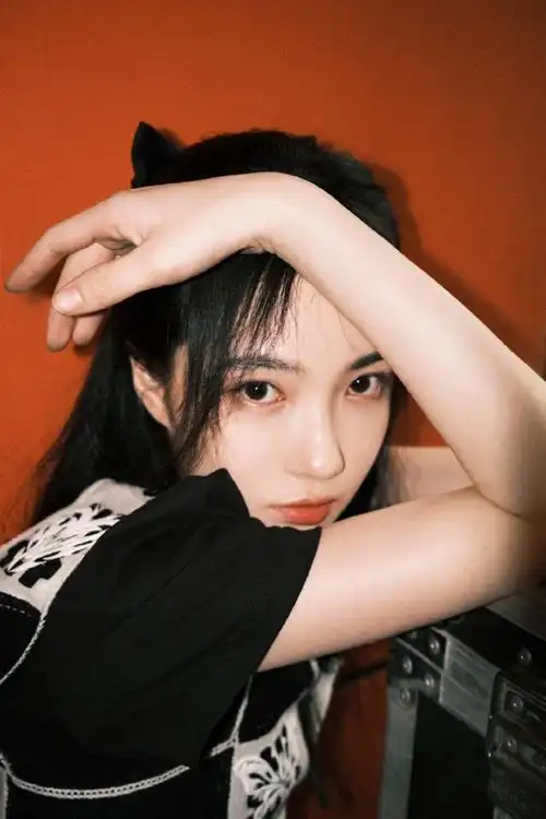 赵嘉敏初秋甜酷写真