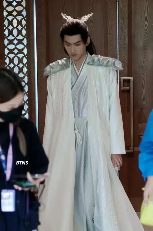 单独看待虽然没有精美的服饰但是可以看出来周柯宇古装现代装都很适配