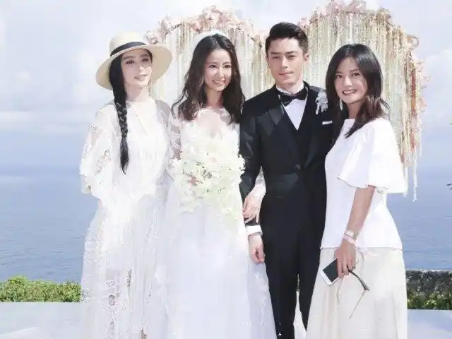 小海豚最新照片遭曝光,网友:看起来是比较像妈妈了!