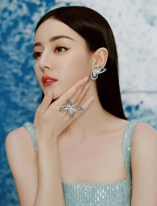 迪丽热巴最新一组造型图,一袭julien fournié蓝色高定礼服